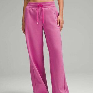 SOLD Lululemon Athletica Scuba Sweatpants in Pow Pink Size M Medium